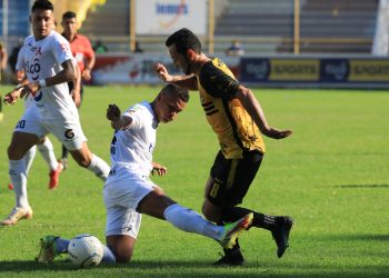 Henry Romero, defensa del Alianza: «Estar en los zapatos de nosotros no es fácil»