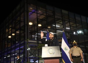 Presidente Bukele «se disculpa» y cumple una deuda de hace cuatro años con el CUBO de la IVU