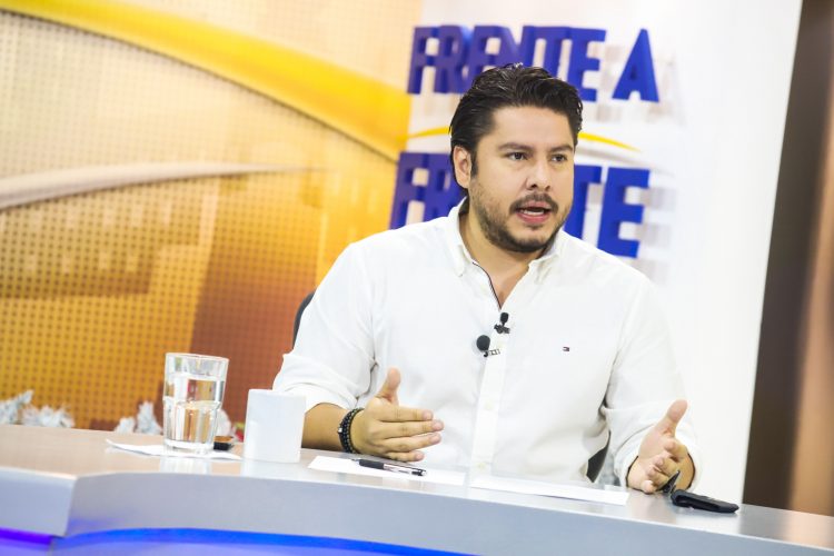 El ministro de Agricultura, David Martínes, dijo que  dinamizará los sistemas de riego en el país, con el fin de beneficiar a los agricultores salvadoreños. Foto / Diario El Salvador.