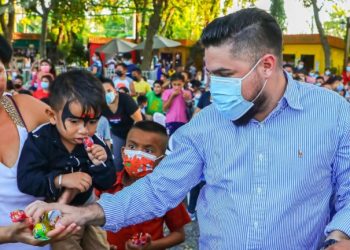 Autoridades celebran fiesta navideña para los niños de San Luis Talpa