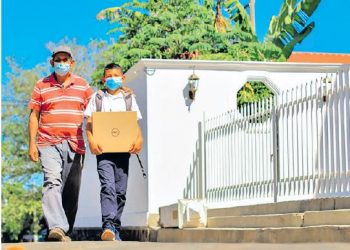 Estudiantes en Moncagua reciben sus computadoras