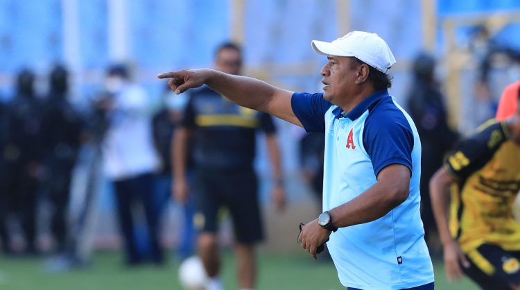 Milton Meléndez, técnico del Alianza. Foto: Guillermo Martínez.