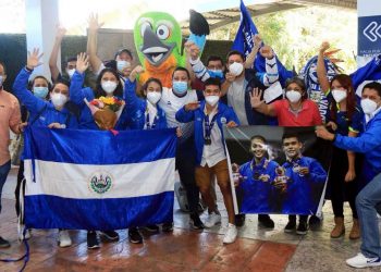 Familiares y amigos brindaron una calurosa bienvenida a los atletas de bádminton
