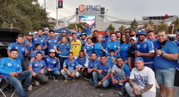 Los hinchas salvadoreños en las afueras del estadio PNC. Foto Christian Peñate