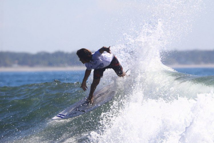 Porfirio Miranda fue el surfista nacional que más lejos llegó en la categoría Open, de esta etrapa del Circuito Latinoamericano. Foto Luis Umaña.