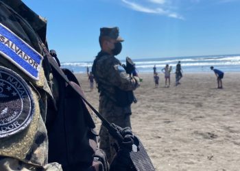 Protección Civil realiza la búsqueda de un joven que fue arrastrado por las olas en playa El Majahual