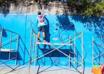 Grafiteros elaboran un mural gigante en avenida Las Amapolas, en San Salvador