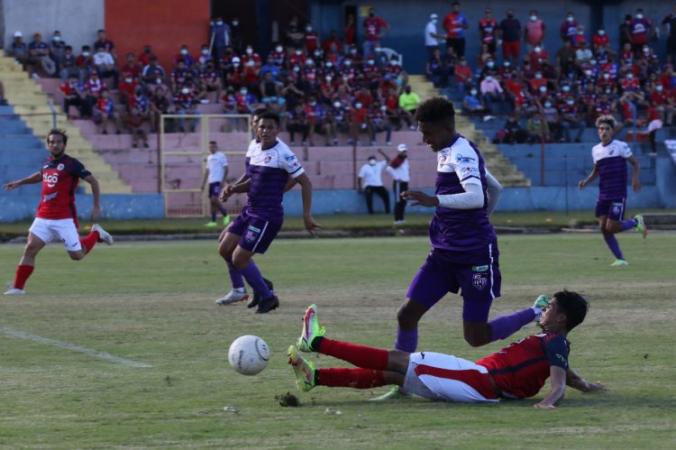 Los duros del Chalatenango llegaron al Quiteño y pusieron en jaque a FAS, hasta eliminarlo en cuartos de final por la vía de los penaltis. Foto de Guillermo Martínez