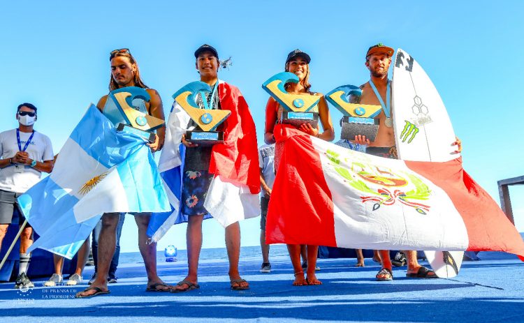 Los campeones de la temporada Alas Latin Tour son: De (Izq. a Der.) Martín Pérez (ARG), Tao Rodríguez (PAN), Sol Aguirre (PER) y Miguel Tudela, también peruano. Fotos Luis Umaña.
