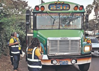 Multan a buseros por diversas infracciones en Santa Ana