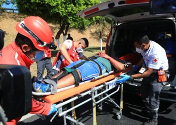 Bomberos de El Salvador realiza simulacro de incendio para prevenir sobre el uso de productos pirotécnicos