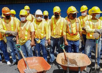 Reos en fase de confianza construyen camarotes para soldados que apoyan el Plan Control Territorial