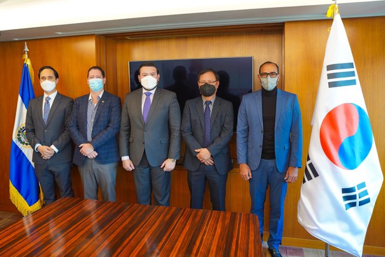 La reunión tuvo la finalidad de crear alianzas estratégicas con el objetivo de desarrollar los proyectos portuarios que se impulsan en El Salvador. Foto / Diario El Salvador.