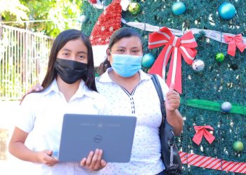 La inversión educativa beneficia a estudiantes con computadoras en El Salvador