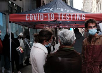 Casos leves de ómicron pueden estar protegidos por la vacunación o si los pacientes ya han sido infectados por la COVID-19