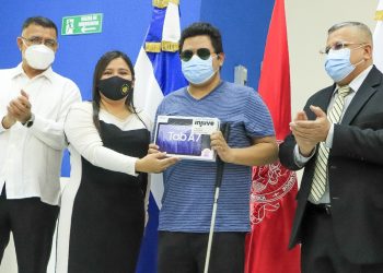 Estudiantes con discapacidad de la UES reciben 25 aparatos tecnológicos