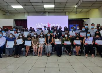 Jóvenes se gradúan de programa de empleabilidad