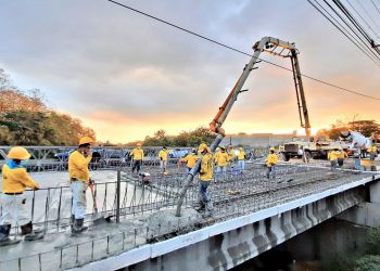 Puente sobre el río Ceniza lleva un avance del 80 %