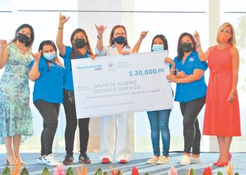 Gobierno entrega capital semilla a mujeres retornadas