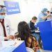 Salvadoreños acuden al megacentro del Hospital El Salvador este domingo para colocarse la vacuna contra la COVID-19