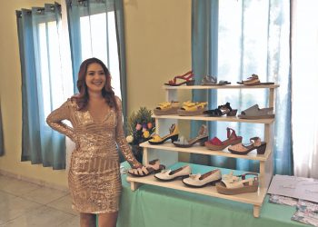 Emprendedora en Morazán cumple su sueño de tener negocio propio de calzado
