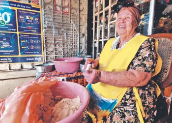 Salvadoreña de 81 años: «Yo les digo a mis hijos que no me corten las alas, porque yo trabajando puedo vivir otros días más»