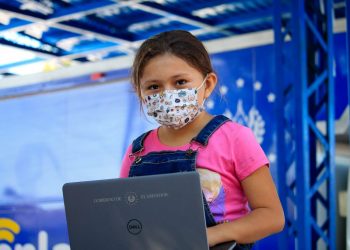 El 70 % de las computadoras ya se entregaron a estudiantes desde cuarto grado en El Salvador