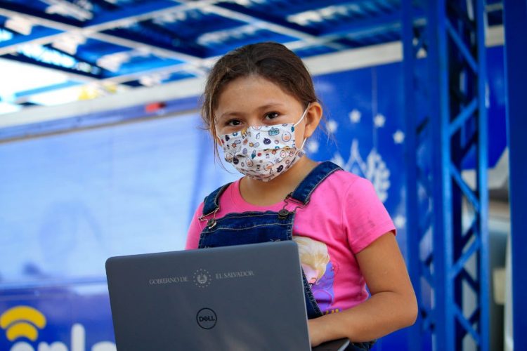 Oportunidades. La computadora con internet permite que muchos niños y jóvenes puedan continuar con sus estudios.
