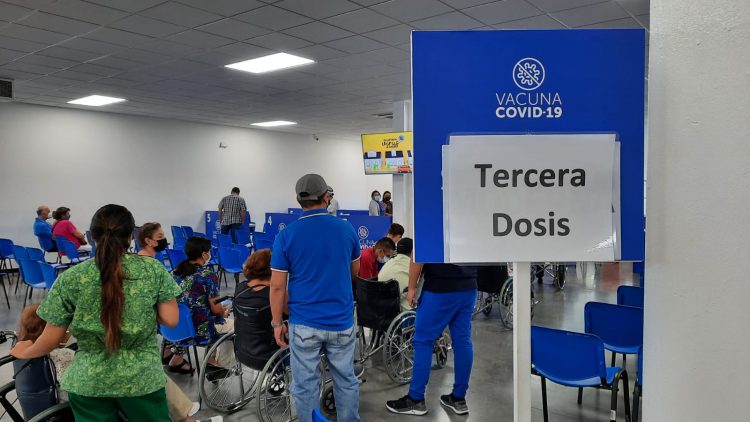 El megacentro del Hospital El Salvador es uno de los establecimientos principales a los que la población asiste. Foto: Boris Lozano