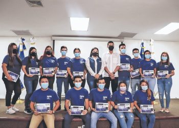 Jóvenes reciben dispositivos electrónicos de parte de INJUVE