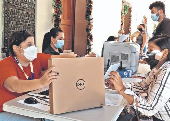 Estudiantes de Pasaquina reciben sus computadoras