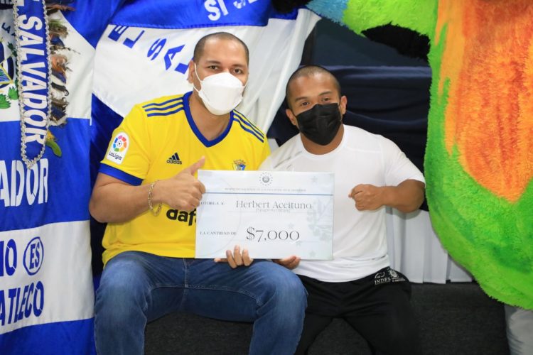 El presidente de Indes, Yamil Bukele, entregó un premio a Herbert Aceituno, por haber ganado una medalla a nivel mundial. Fotos Guillermo Martínez