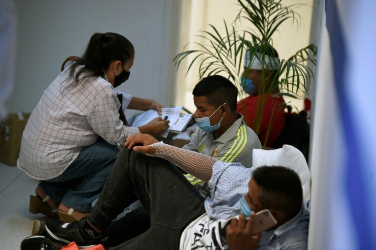 Los migrantes guatemaltecos heridos también fueron atendidos por la delegación de la Cruz Roja. Foto AFP.