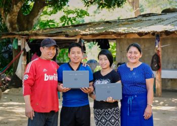 Avanza la entrega de computadoras con internet para los estudiantes salvadoreños