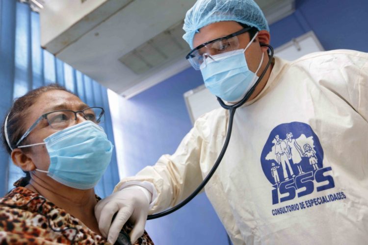 La población puede acudir a los diferentes establecimientos que brindarán atención 24/7. Foto: ISSS.