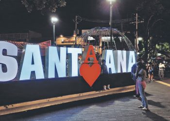 Fotos: Iluminan espacios públicos en Santa Ana