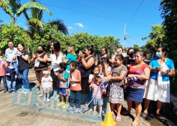 Ministra de Vivienda habilita calles principales de dos comunidades en Ahuachapán