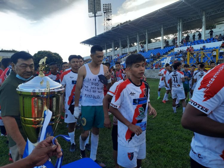 Los jugadores del Audaz, de la ciudad de Apastepeque, se dirigen a recibir el trofeo de campeones de Tercera División. Foto de René Estrada.