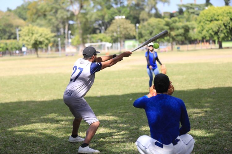 Con el lanzamiento oficial realizado por Yanet Bran, gobernadora departamental de La Libertad, se dio por inaugurado el campeonato de softbol en la cancha de El Cafetalón. Fotos de Guillermo Martínez