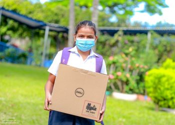 Los estudiantes de El Mozote ya recibieron sus computadoras entregadas por el gobierno de El Salvador