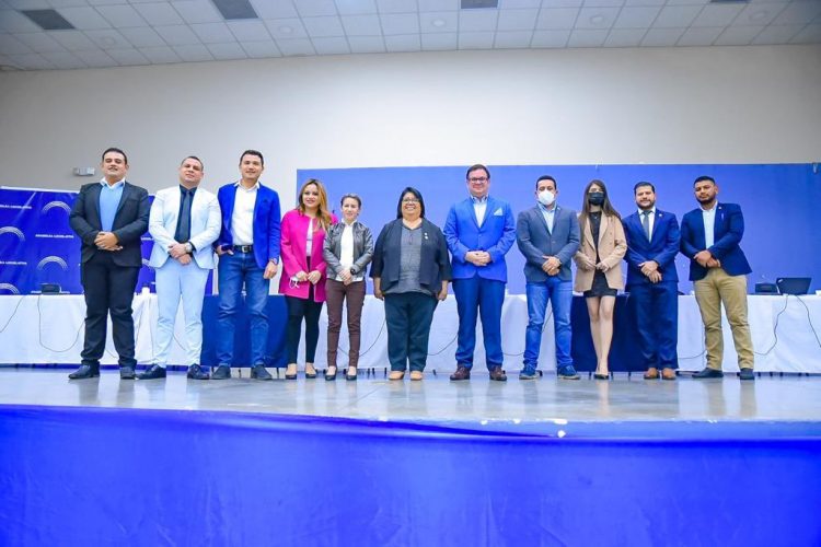 Nueva Ley. La comisión «ad hoc» emitió ayer el dictamen favorable con la normativa que
regulará el agua en El Salvador.