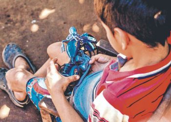 Gobernación de Ahuachapán apoya a menor con discapacidad