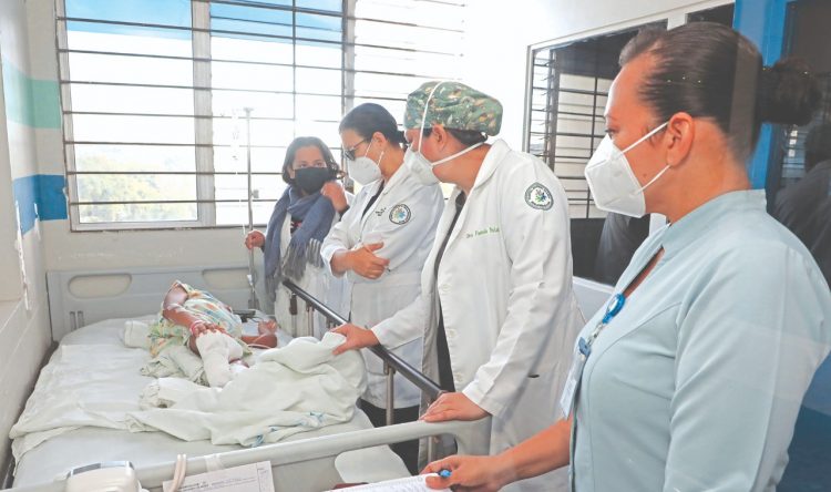 Atenciones. El hospital Bloom tiene un equipo de especialistas que brinda los cuidados necesarios a los niños hospitalizados. Foto: Francisco Campos.