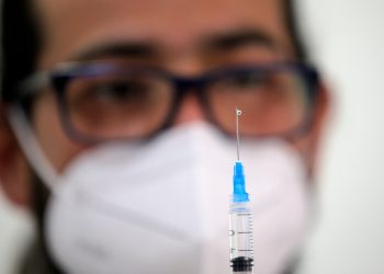 Personas no vacunadas contra la COVID-19 tienen 40 veces más probabilidad de morir, según estudio de Our World In Data