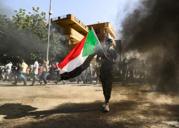 Miles de manifestantes son atacados con gases lacrimógenos en protestas contra golpe en Sudán