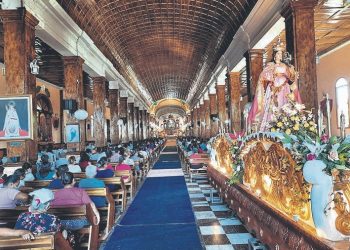 Celebran misa en honor a la Virgen de los Pobres