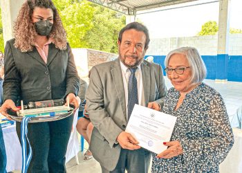 Entregan reconocimientos a docentes legendarios en Chinameca, San Miguel