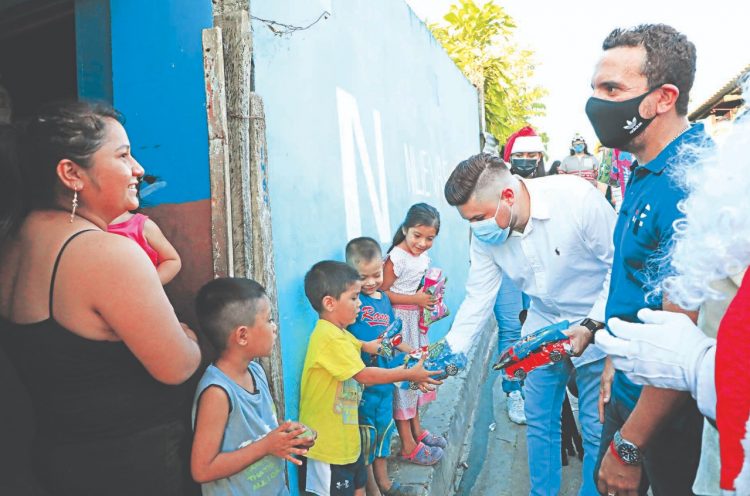 Colorido. Así fue el desfile por las calles principales de la colonia Las Brumas 2, en Zaragoza, con los personajes
navideños que acompañaron al alcalde César Godoy y funcionarios del Ejecutivo.