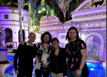 Luisito Comunica causa polémica por cenar en la mansión de Versace