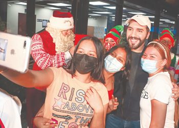 Abrumador apoyo popular a Nayib Bukele al inaugurar obras sociales